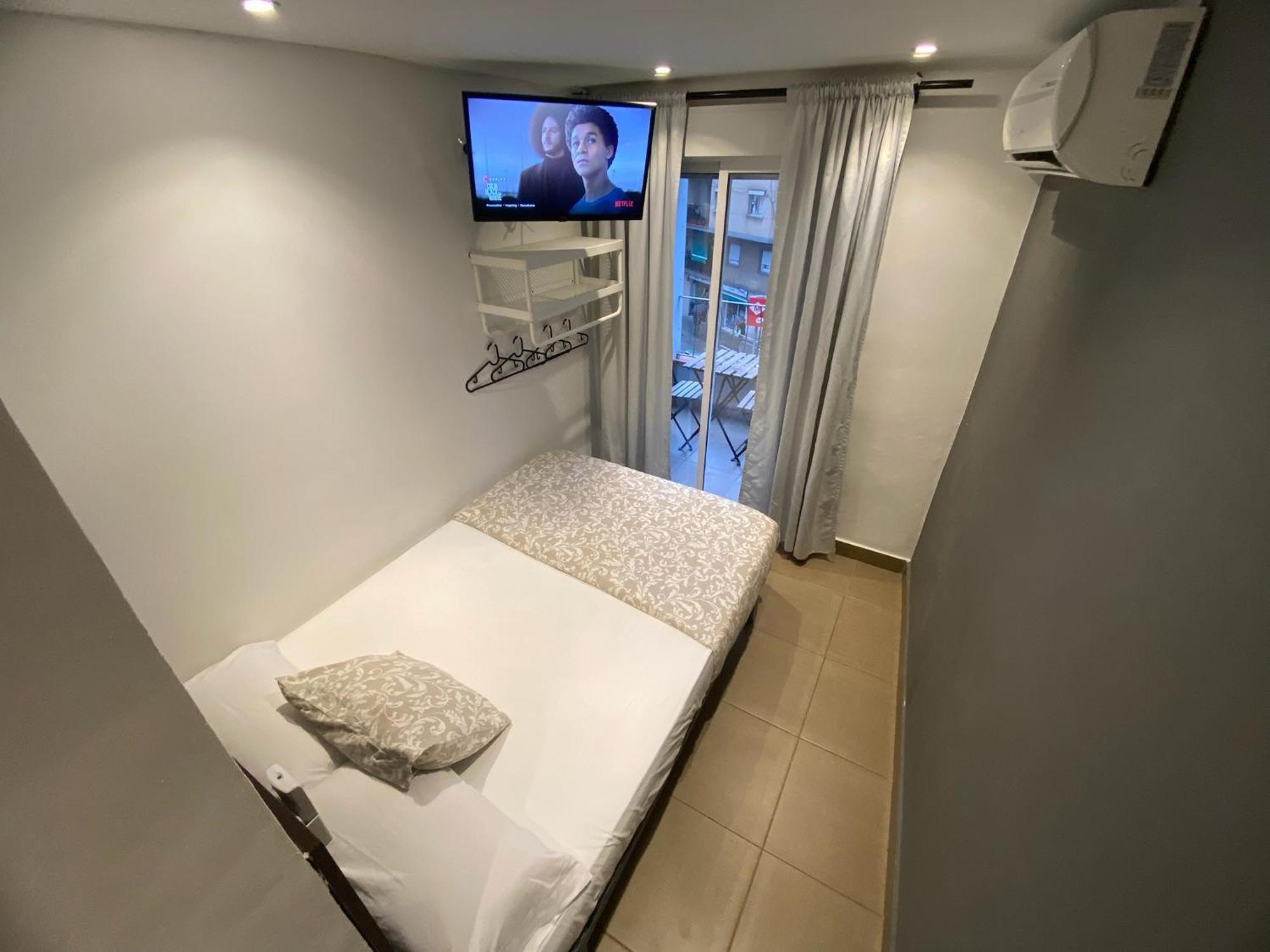 Apartamentos Con Bano Privado Frente Al Metro L5 Barcelona-Hospitalet L'Hospitalet de Llobregat Exterior photo