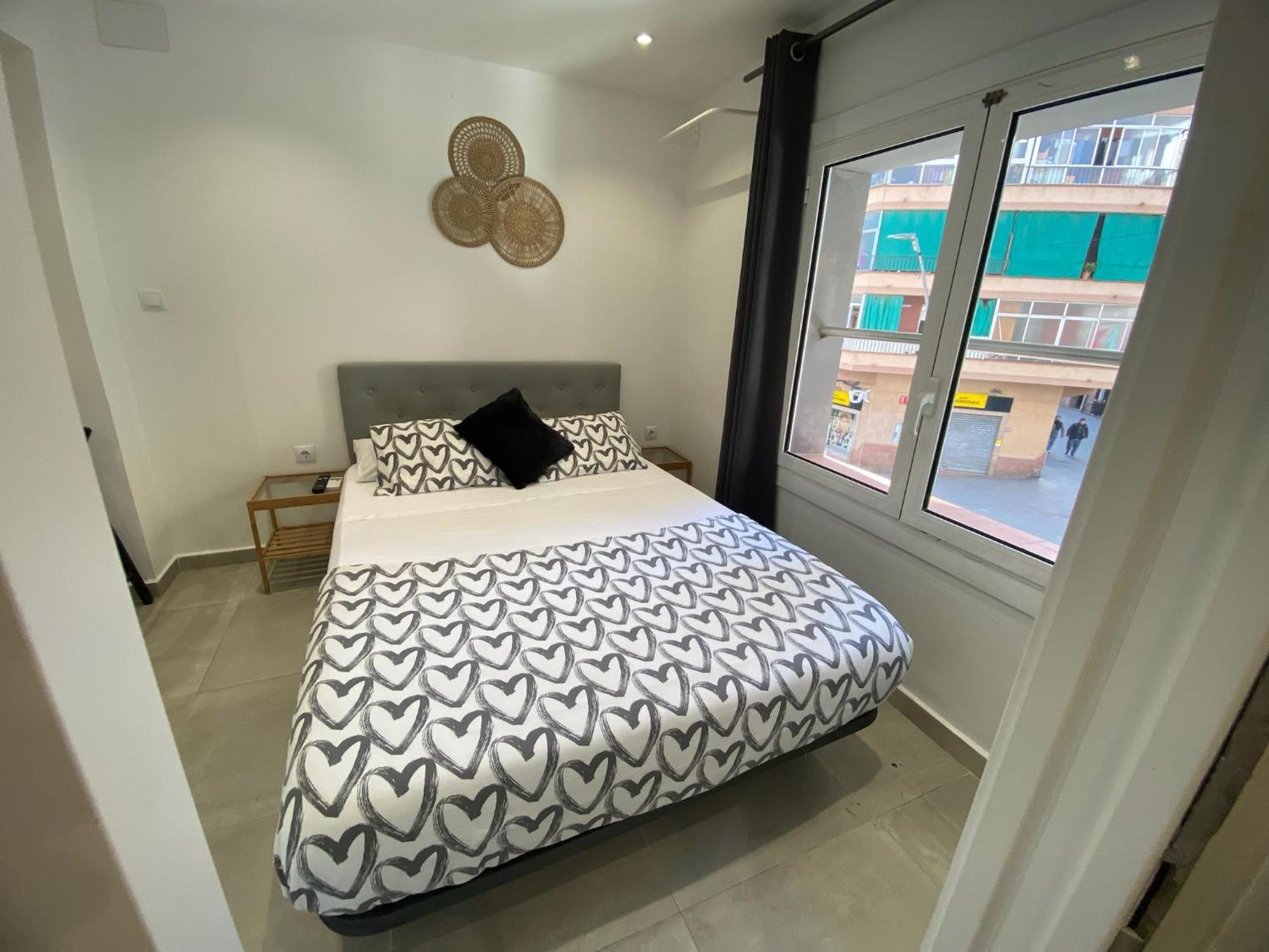 Apartamentos Con Bano Privado Frente Al Metro L5 Barcelona-Hospitalet L'Hospitalet de Llobregat Exterior photo