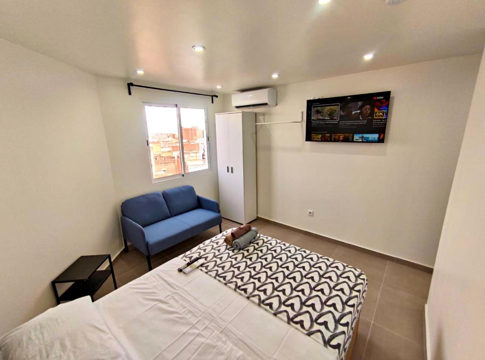 Apartamentos Con Bano Privado Frente Al Metro L5 Barcelona-Hospitalet L'Hospitalet de Llobregat Exterior photo