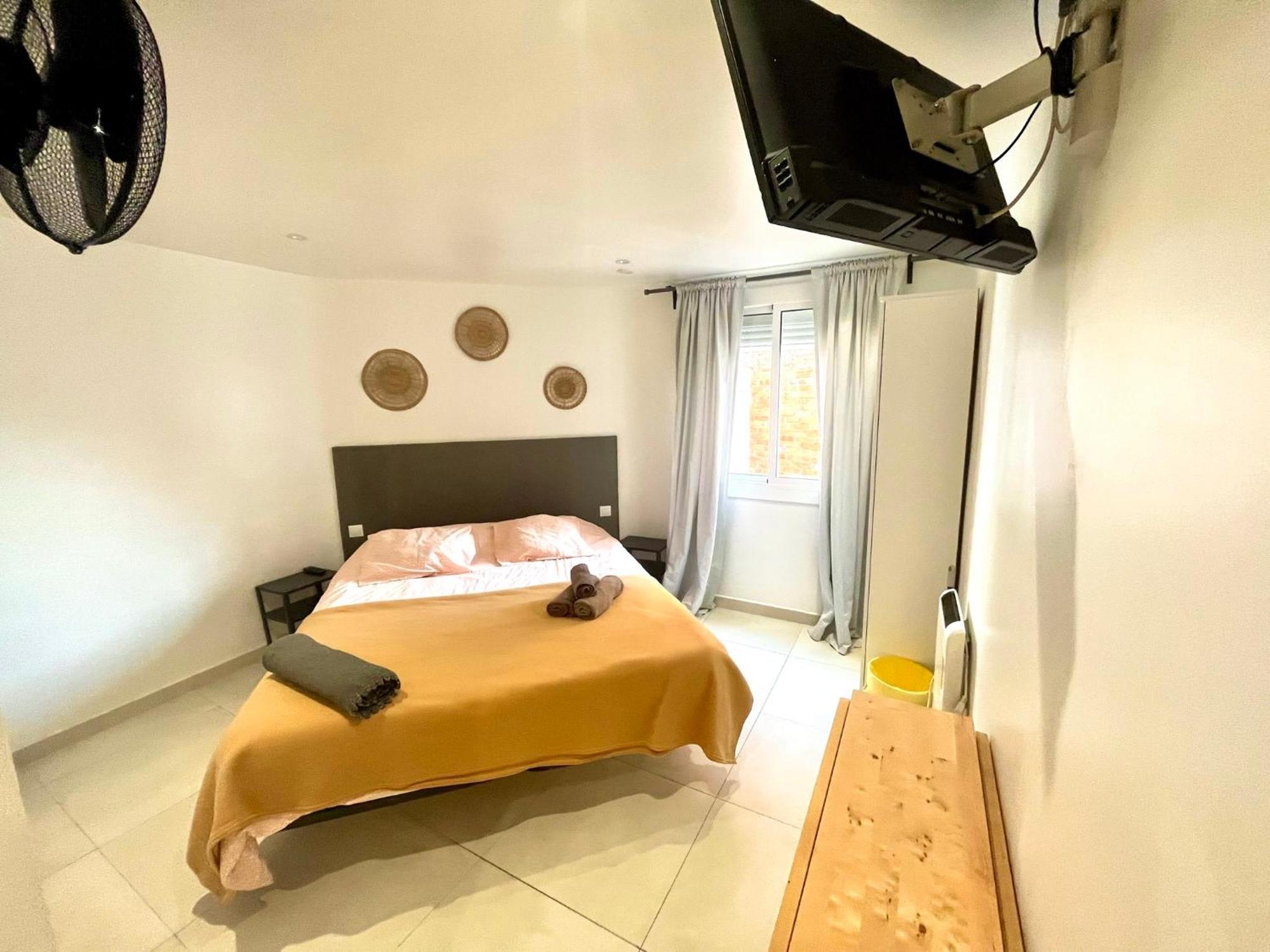 Apartamentos Con Bano Privado Frente Al Metro L5 Barcelona-Hospitalet L'Hospitalet de Llobregat Exterior photo